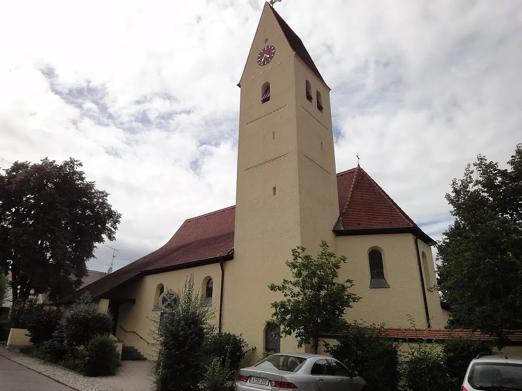 Evang.-Luth. Bekenntniskirche in Gersthofen, Saalbau mit eingezogenem Chor und südlichem Satteldachturm, von German Bestelmeyer, 1934/35.