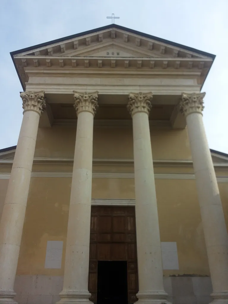 Entrata della chiesa di S. Nicolò e S. Severo (Bardolino) in provincia di Verona