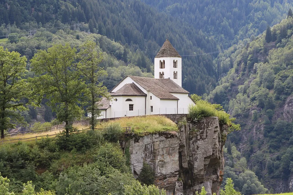 de:Kirche San Martino (Calonico) Ansicht vom Dorf