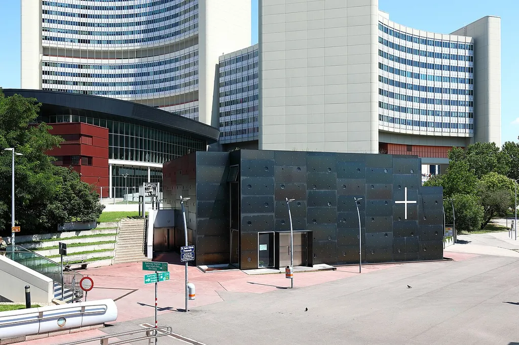 Die nach den Plänen von Heinz Tesar in den Jahren 1999/2000 errichtete Donau-City-Kirche im 22. Wiener Gemeindebezirk Donaustadt und im Hintergrund das von 1973 bis 1979 errichtete Vienna International Centre (VIC) sowie links das 2009 fertiggestellte VIC-Konferenzgebäudes (Gebäude M) des Architekten Albert Wimmer.