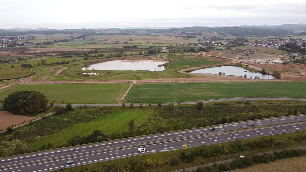 Blick in Richtung Westen über die Bundesstraße B 3 südöstlich von Niederweimar, im Hintergrund die B 255