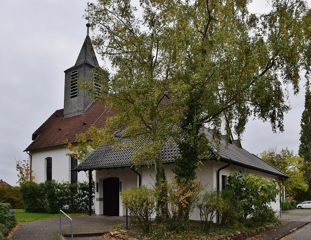 Außenansicht der evangelischen Kirche in Mainz-Finthen von Nordwesten