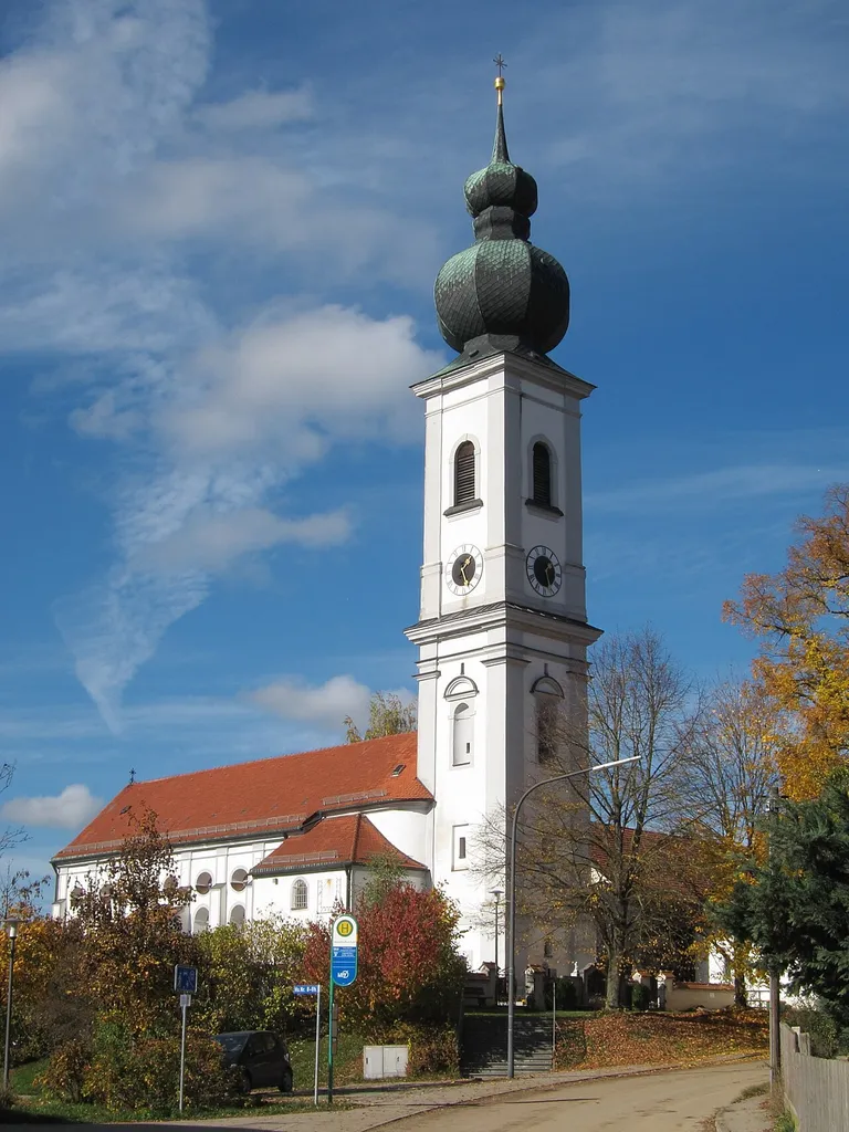 Katholische Pfarrkirche Mariae Geburt; Saalbau mit angefügter Sakristei und Spindelhelmturm, Langhaus im Kern spätgotisch, von Hans Kogler 1698 wesentlich neu gebaut, Verlängerung des Langhauses 1908; mit Ausstattung.