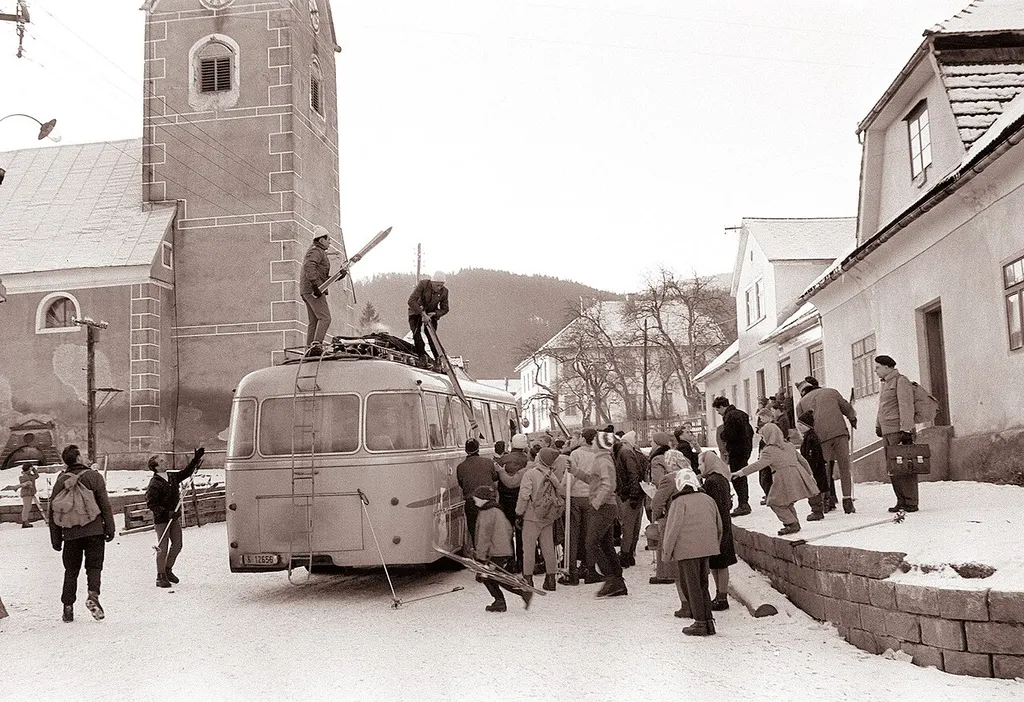 9. mednarodni Mariborski slalom - avtobus v Ribnici na Pohorju.