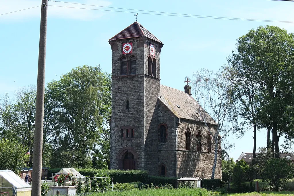 Blick auf die Dorfkirche von Augsdorf von einer Anhöhe neben der Gustav-Koch-Straße.