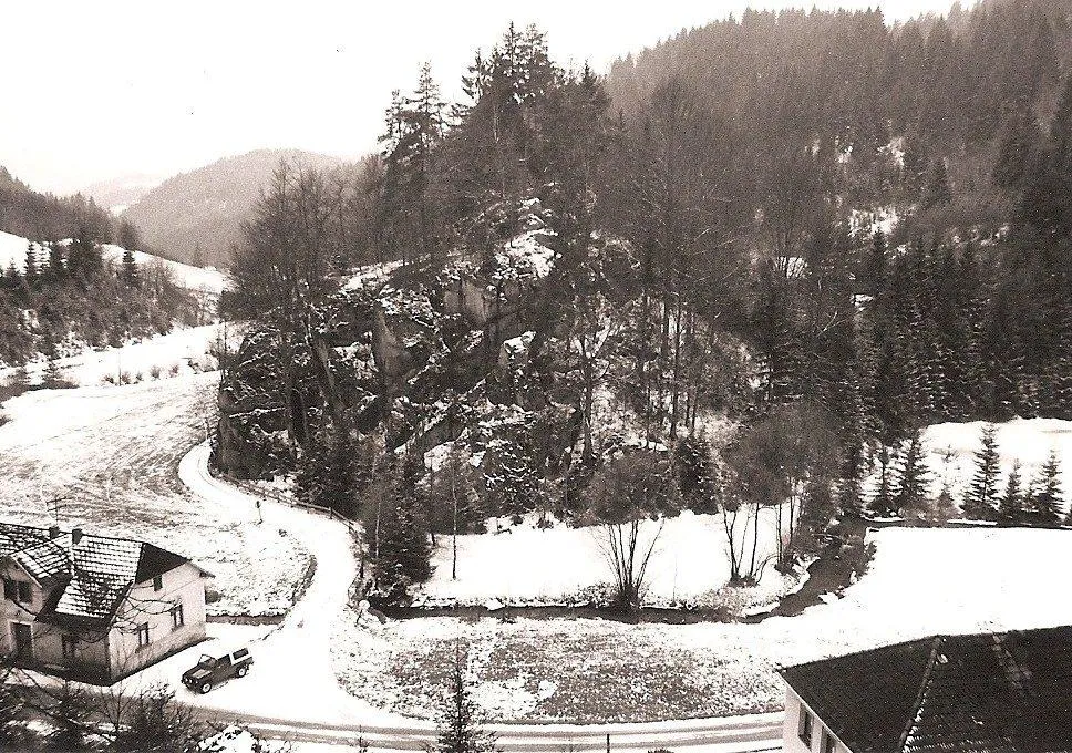 Burgstall Stampfegg. Ansicht von Osten. Im Vordergrund links das Haus Stampfendorf Nr. 9