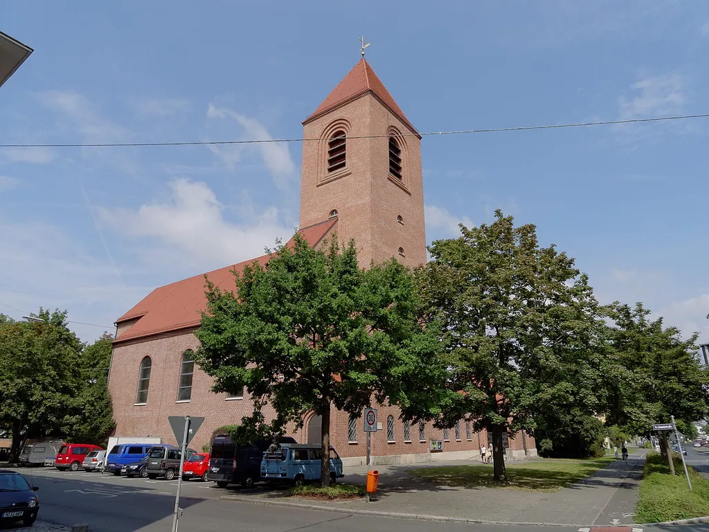Blick von Südosten auf die kath. St. Martin Kirche in Nürnberg