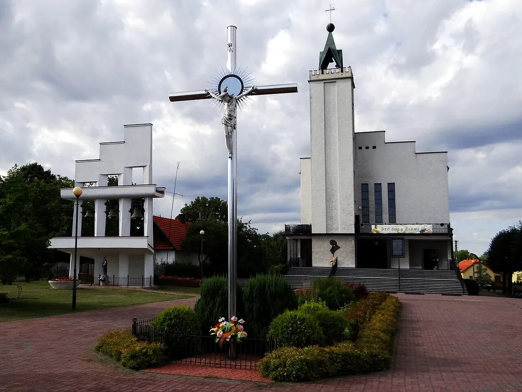 Kostel a kříž v obci Ruda Łańcucka, Polsko
