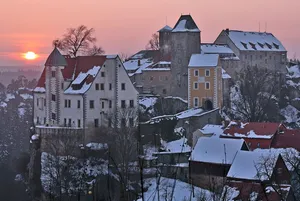 Sachgesamtheit Burg Hohnstein (Sächsische Schweiz) mit folgenden Einzeldenkmalen: Torbau zum unteren Burghof, Unteres Schloss mit Turm, Gedenktafel Hahnewald und rechtwinkliges Seitengebäude sowie Aussichtsplattform, Rampe (ehem. Zugbrücke) und To
