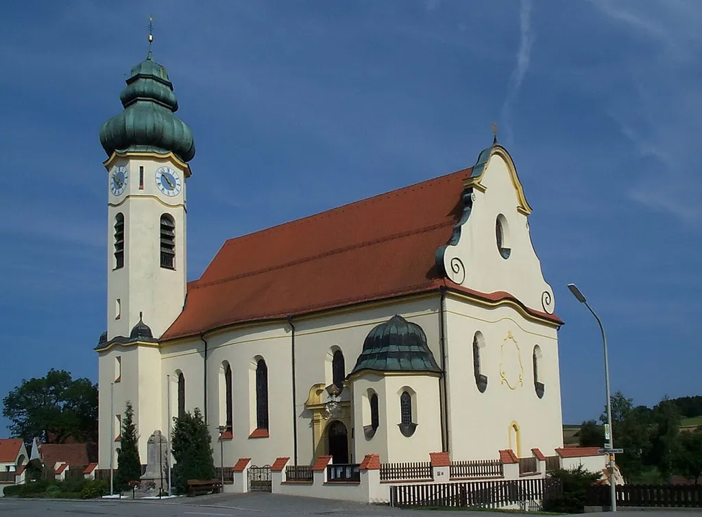 Hailing, Kath. Filialkirche St. Pauli Bekehrung, einheitlicher Neubau 1913; mit Ausstattung.