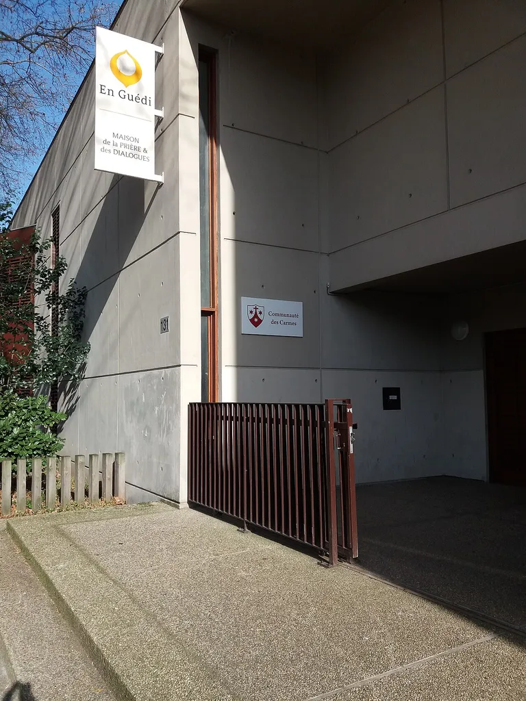 Centre spirituel En-Guedi, plaques à l'entrée.