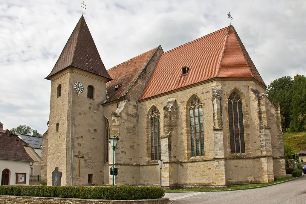 Die dem hl. Andreas geweihte Pfarrkirche von Heiligenblut ist eine spätgotische Hallenkirche mit steilem Dach und spätbarockem Südturm. Sie ist im Norden von einem Friedhof mit Bruchsteinmauer, im Westen vom Pfarrhof und im Süden von der sogenannten Ursprungskapelle umgeben.