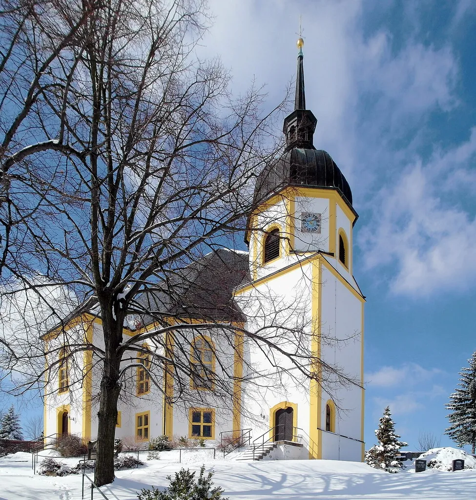 14.03.2013 01768 Johnsbach (Glashütte), Hauptstraße: Dorfkirche (GMP: 50.828729,13.745787). Der erste Kirchenbau in Johnsbach ist wahrscheinlich im 13. Jahrhundert entstanden. Sie gilt als eine der ersten Kirchen in Ihrer Umgebung. Um 1750 ist die heutige Kirche nach dem Vorbild der von Johann Christian Simon erbauten Pretzschendorfer Kirche in achteckiger Form neu erbaut worden. Nach einem Brand am 14. Mai 1972 wurde 1975 mit dem Wiederaufbau der Kirche begonnen. Sie wurde 1985 als Gemeindezentrum für den Kirchenbezirk Dippoldiswalde wiedereingeweiht. Dabei wurden bauliche Veränderungen vorgenommen. In Höhe der ehemals 1. Empore wurde eine Zwischendecke eingezogen. Der eigentliche Kirchenraum liegt nun im Obergeschoß. Er hat außer einem Barocken Altar und einem klassizistischen Taufstein keine historische Ausstattung mehr. Im Raum steht eine große neuzeitliche Orgel. [SAM5661.JPG]20130314600DR.JPG(c)Blobelt