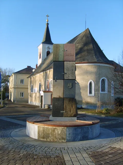 Kirche und Europabrunnen Oberwaltersdorf