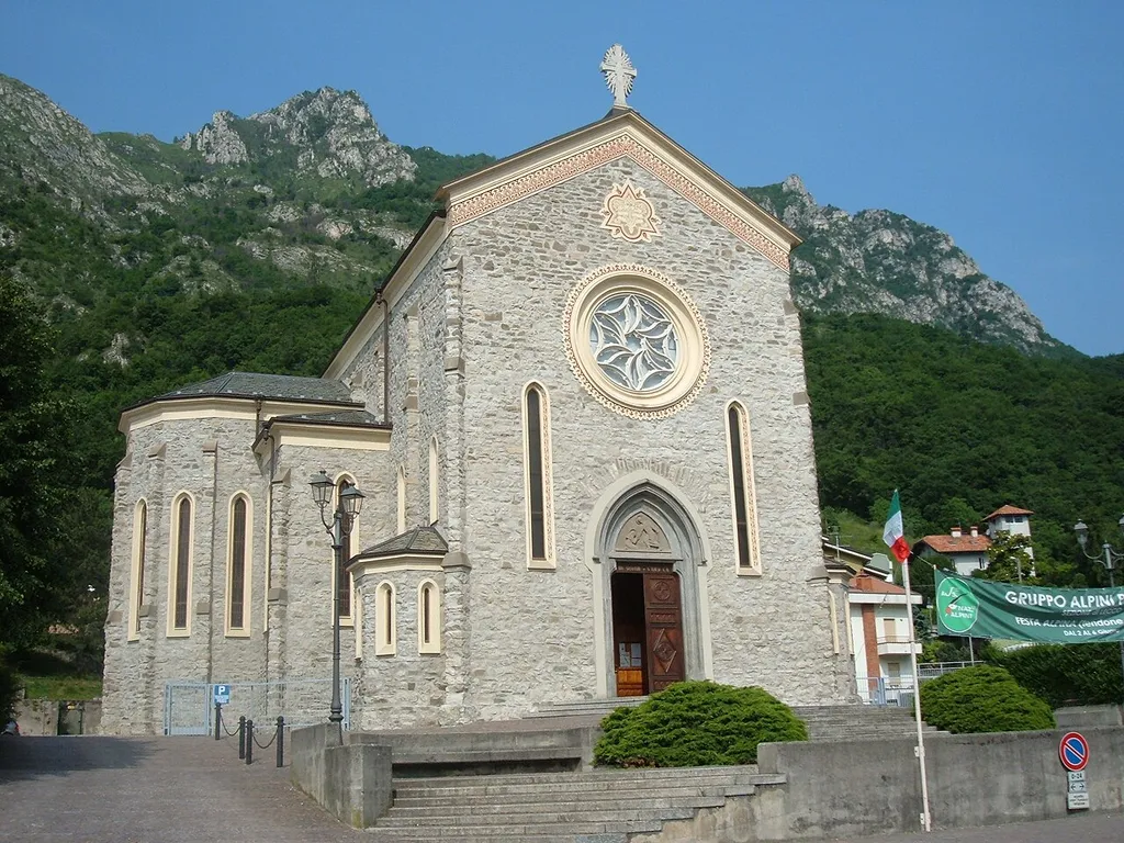 Chiesa parrocchiale di Pescate (prov. di Lecco), dedicata al Divin Salvatore e a Santa Teresa del Bambin Gesù.