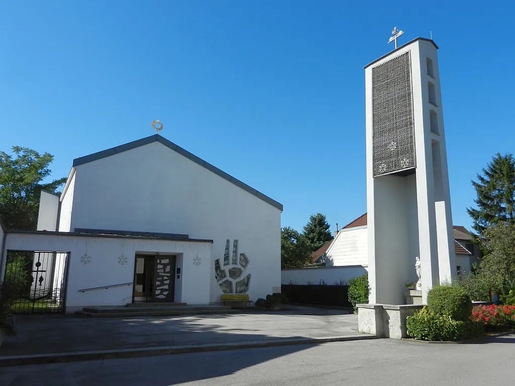 Kath. Filialkirche Hl. Familie sogenannte Fischerkirche in Haslau-Maria Ellend.