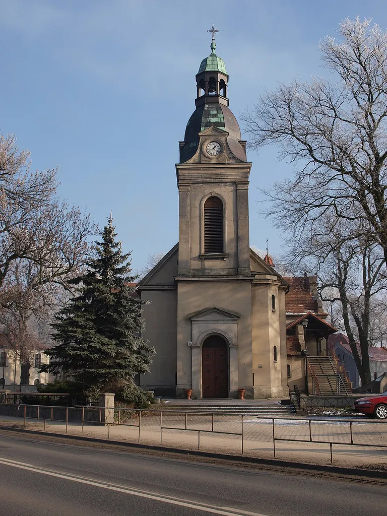 Kościół przy kaplicy św.Katarzyny w Skalmierzycach widok z ulicy.