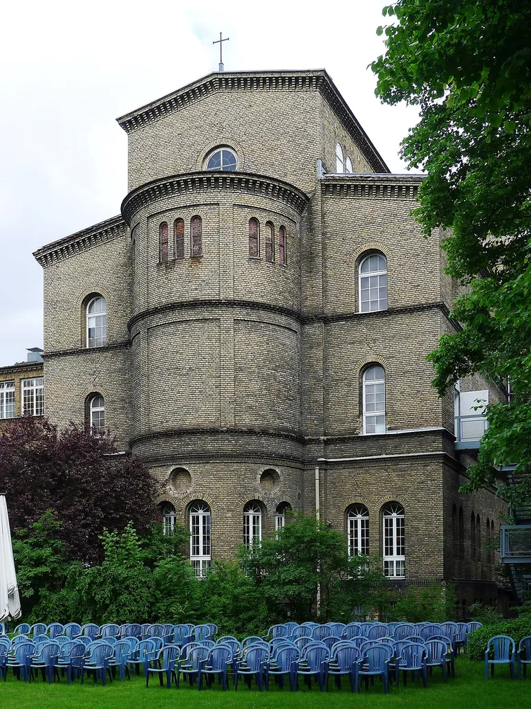 Blick auf die Apsis der Kirche