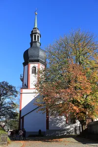 Sachgesamtheit Trinitatiskirche und Kirchhof Zwönitz mit folgenden Einzeldenkmalen: Kirche (mit Ausstattung), Aufbahrungshalle, Erbbegräbnisse Trommler, Grabmal Teumer, Denkmal für die Gefallenen des Ersten Weltkrieges und Lutherstein (siehe Einze