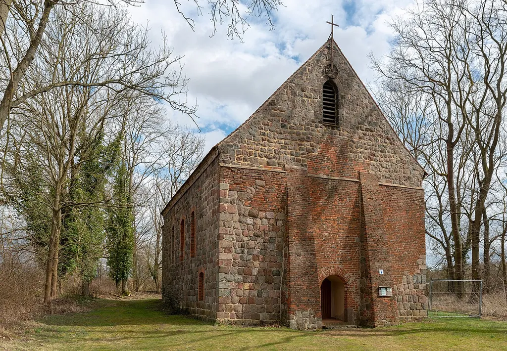 Village church Grunow, 13th century. This is a picture of the Brandenburger Baudenkmal (cultural heritage monument) with the ID 09180452 (Wikidata)