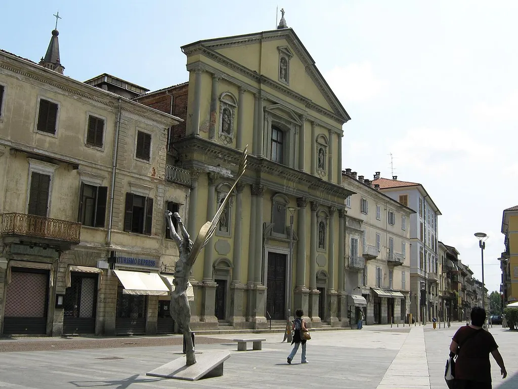 Novara, piazza Gramsci, chiesa di San Pietro al Rosario.