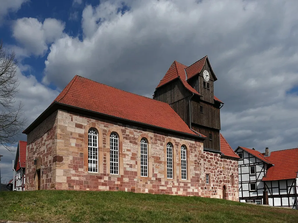 Die Evangelische Kirche ist ein denkmalgeschütztes Gebäude, das sich auf einer kleinen Anhöhe in der Ortsmitte von Niederdünzebach erhebt. Der dreigliedrige Bau besteht aus einem längeren Kirchenschiff, einem holzverkleideten Fachwerkturm und einer sich östlich anschließenden Kapelle. Wegen „ihrer geschichtlichen Bedeutung als wichtiges Zeugnis des dörflichen Lebens“ wird die Kirche als ein Kulturdenkmal geschützt.
