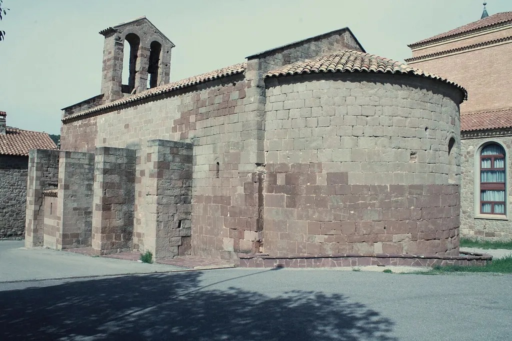 Vista posterior de l'església romànica de sant Martí de Puig-reig.