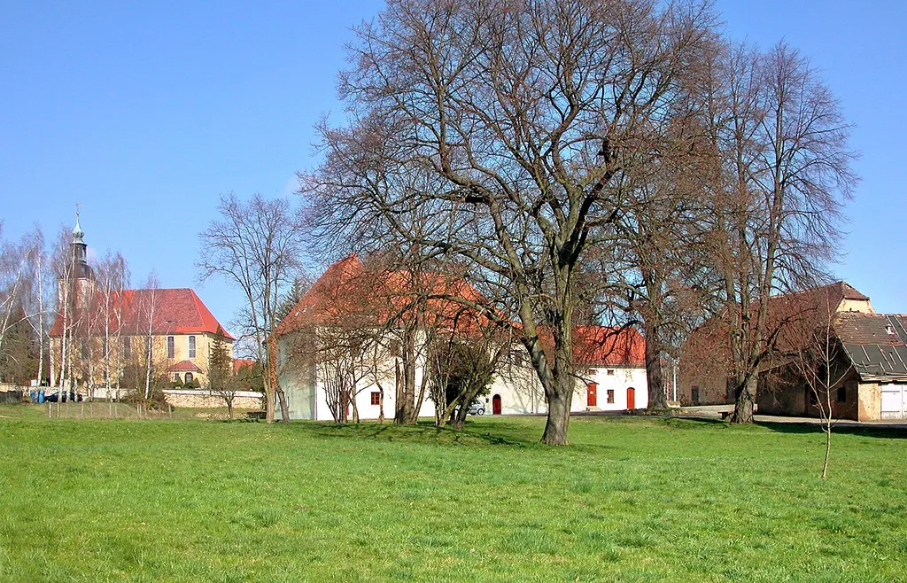 31.03.2009 04769 Sornzig (Sornzig-Ablaß): Barocke Dorfkirche (GMP: 51.213284,13.015535) und ehemaliges Zisterzienserinnenkloster St. Marienthal, Klosterstraße 16 (GMP: 51.212854,13.016662), als Nonnenkloster 1241 gegründet. Im Zuge der Reformation wandelte sich das Kloster in einen Klostergut genannten Landwirtschaftsbetrieb, der zeitweilig dem letzten Bischofs von Meißen gehörte. Im Gefolge der Bodenreform wurde daraus 1946 ein Volkseigenes Gut, das 1952 mit dem Volksgut Mügeln vereinigt und 1991 aufgelöst wurde. 1996 reprivatisiert. Sicht von Süden. [DSCN35768.TIF]20090331020.JPG(c)Blobelt