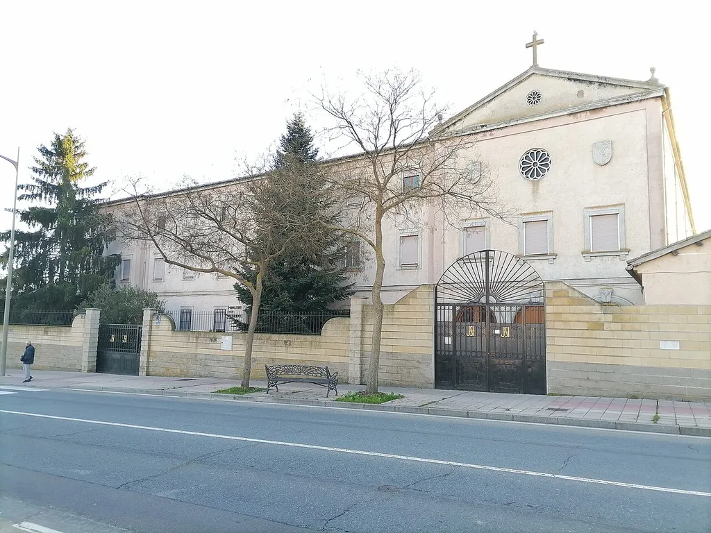 Vista desde el Camino de las Aguas de la entrada al edificio principal e iglesia del Monasterio de Santa María de Jesús de las Madres Bernardas, perteneciente a la Orden del Císter y actualmente desocupado.