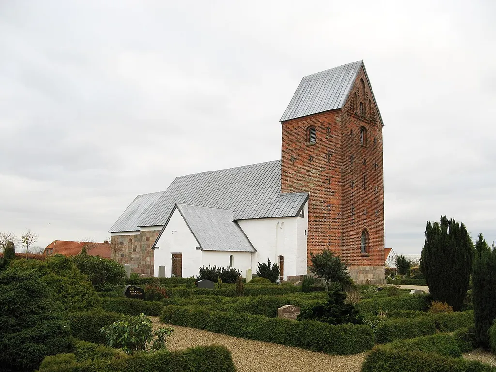Grimstrup kirke, Grimstrup sogn, Varde kommune (former: Skads Herred, Ribe Amt). Grimstrup kirke set fra nordvest
