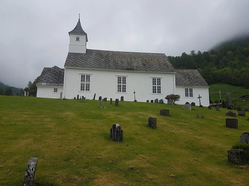 Åkra kirke i Kvinnherad. Foto: Roger Grimelid. Fra Riksantikvarens Kulturminnesøk.