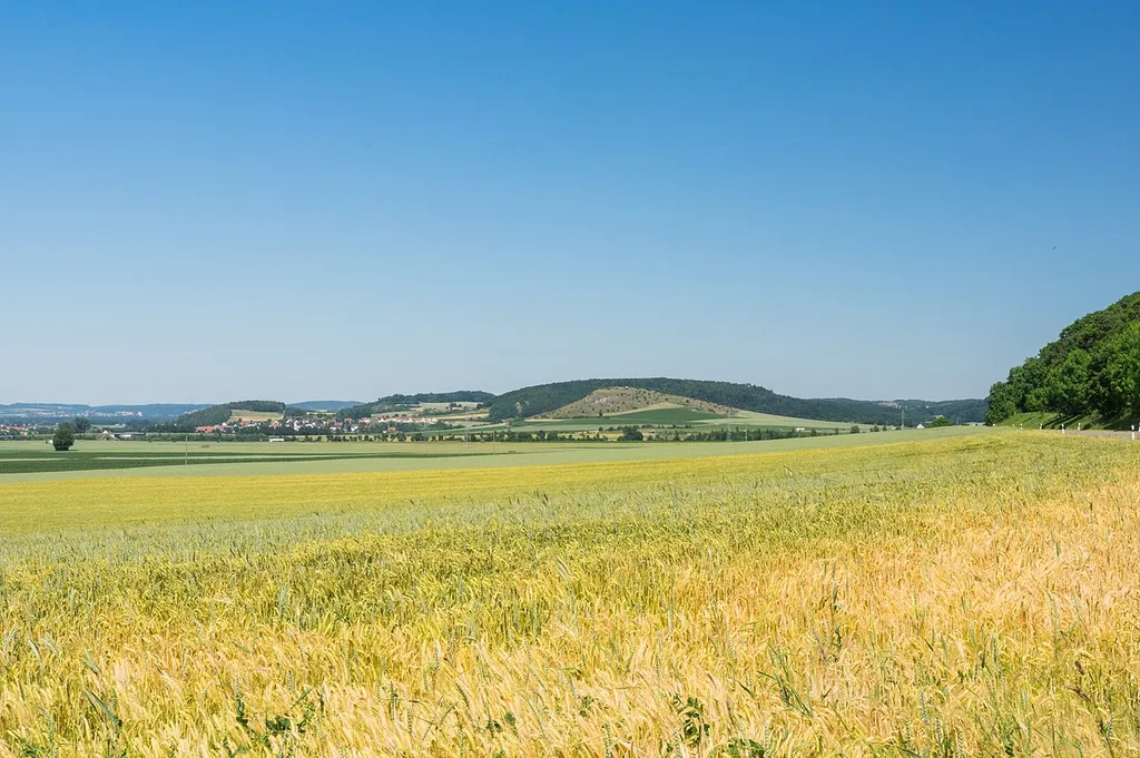 Blickrichtung Südost zum Heroldinger Burgberg mit dem Rollenberg davor, links der Ortsteil Heroldingen