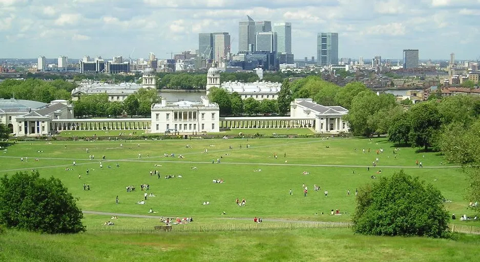 The Royal Park of Greenwich et the National Maritime Museum, from the Observatory. Backdrop: the Canary Wharf business district