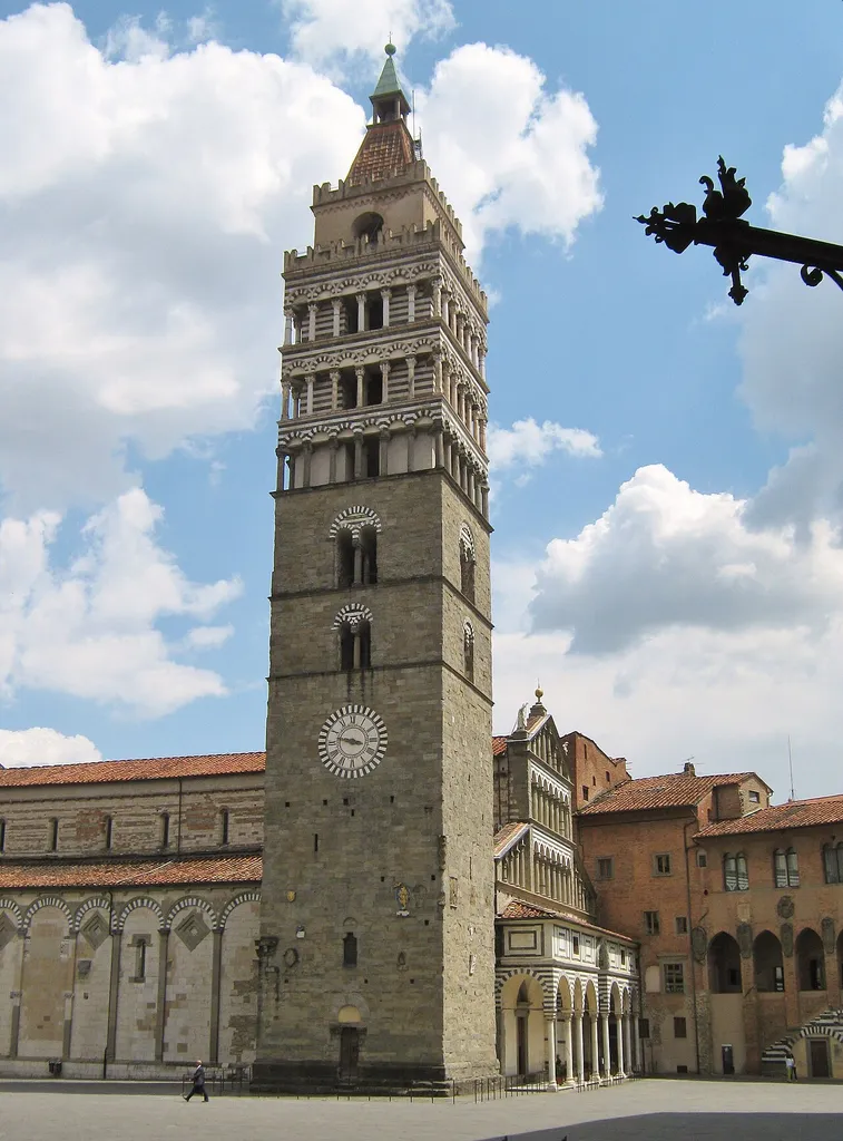 Pistoia: il Duomo e il campanile.