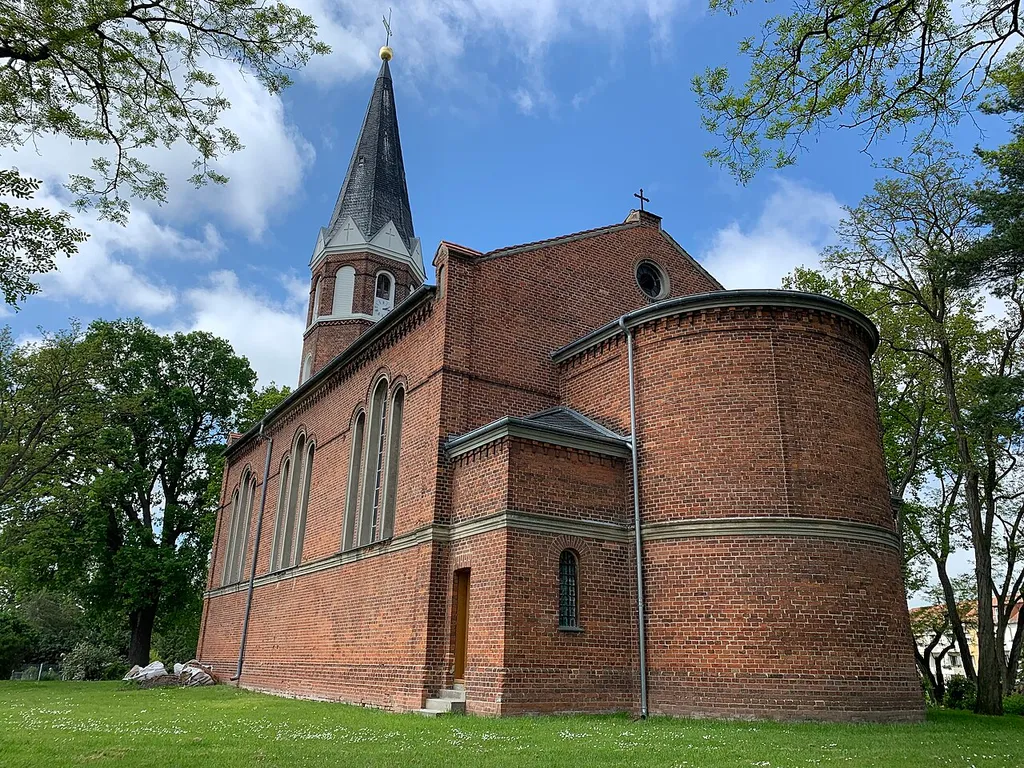 Die Dorfkirche Bredow der Gemeinde Brieselang im Landkreis Havelland in Brandenburg ist eine Saalkirche aus dem Jahr 1862.