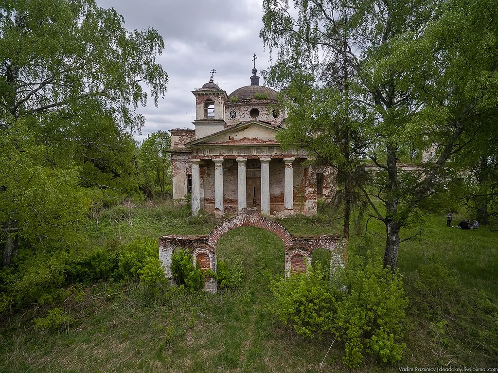 Церковь Петра и Павла в ПЕРЕСЛЕГИНО, Тверская область, Торжокский район, арх. Н.А. Львов https://deadokey.livejournal.com/294667.html This is a photo of a cultural heritage object in Russia, number: 6931117001 (category) This template and pages using it are maintained by the Russian WLM team. Please read the guidelines before making any changes that can affect the monuments database!