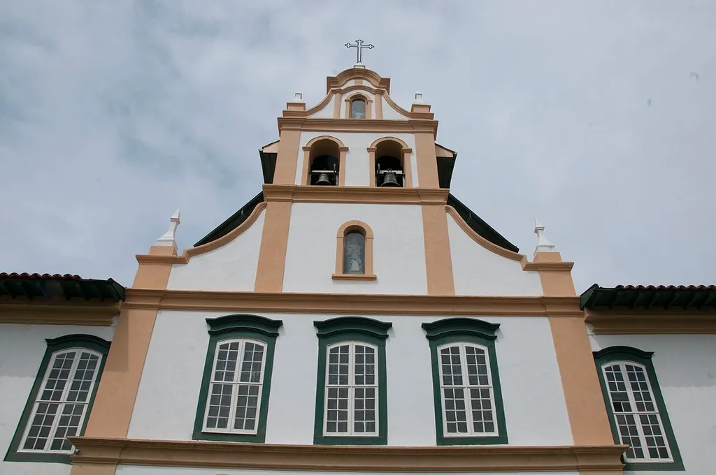 Fachada principal do Mosteiro da Luz vista de tarde