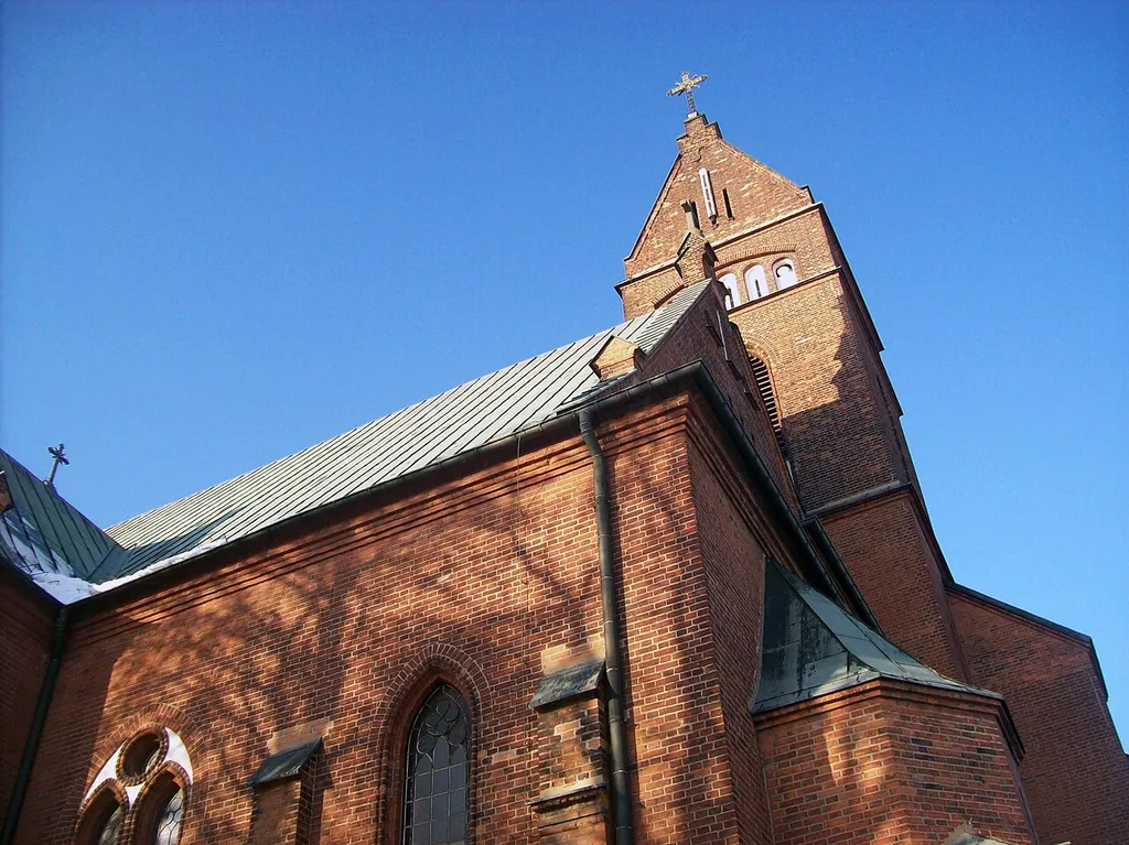 Widok kościoła parafialnego pw. Świętej Trójcy w Strzelcach (Kutno).
