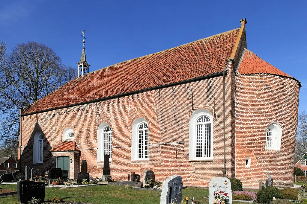 Friedhof und Kirche, Denkmalstraße in Midlum, Jemgum