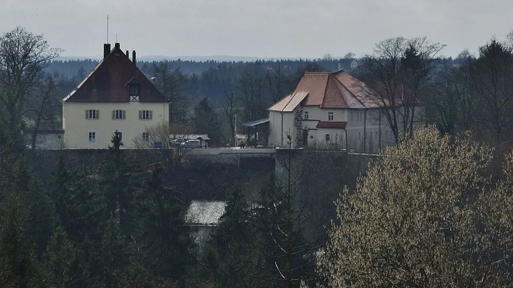 Blick auf die Burganlage Mitterfels von Nordosten; links das jetztige Rathaus und rechts das ehemalige Gefängnis, heute Sitz des Heimatmuseums;