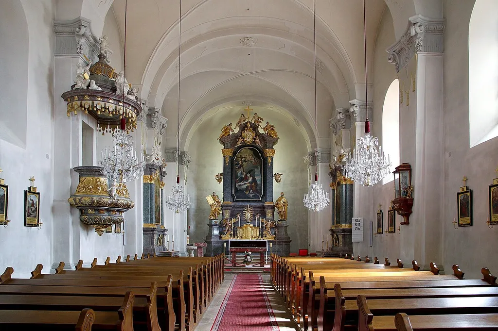 Die Innenansicht der kath. Pfarrkirche hl. Magdalena in der burgenländischen Gemeinde Mönchhof.