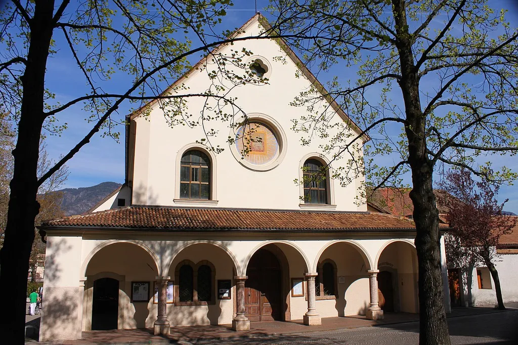 Die Kapuzinerkirche Hll. Anna und Joachim in der Kapuzinerstraße im Zentrum von Lana
