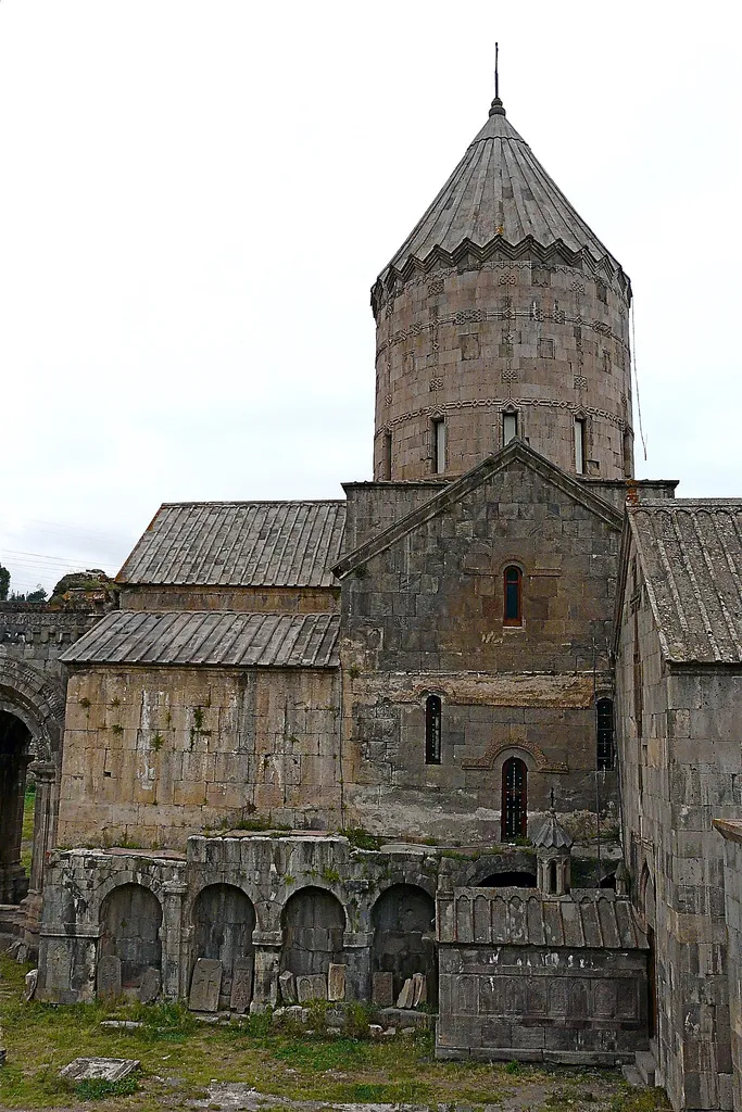 Waar de Vorotan-rivier zich een weg zoekt door het zachte gesteente tussen de dichte wouden bevindt zich het klooster van Tatev. Op een grote vooruitspringende rots en met een wijds zicht op de oprukkende bergen en het dal begon men reeds in de 9de eeuw met de bouw van dit klooster. Dit werd later beroemd als een voorname universiteit en het spirituele en politieke centrum van Sjunikh. Het was de bisschopszetel en gedurende duizend jaar het levendigste klooster van Armenië. The monastery of Tatev (Armenian : Տաթեվ, Russian: Татев) - established in 895 - is located in the Tatev village. The term "Tatev" usually refers to the monastery. The monastery always performed an important role in the history of the region, becoming its political, spiritual and cultural center. en.wikipedia.org/wiki/Tatev