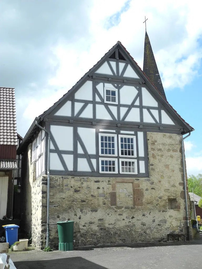 Die evangelische Kirche in Mühlhausen, bei Homberg (Efze) im Schwalm-Eder-Kreis, Hessen, Deutschland.