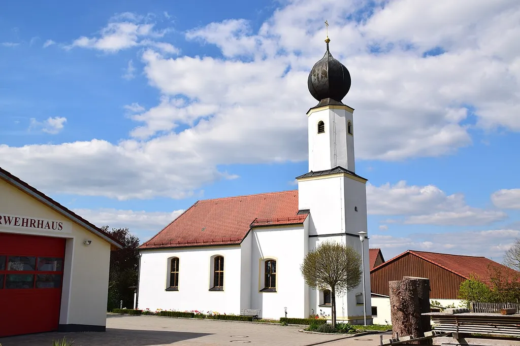Saalbau mit eingezogenem Chor und Scheitelturm