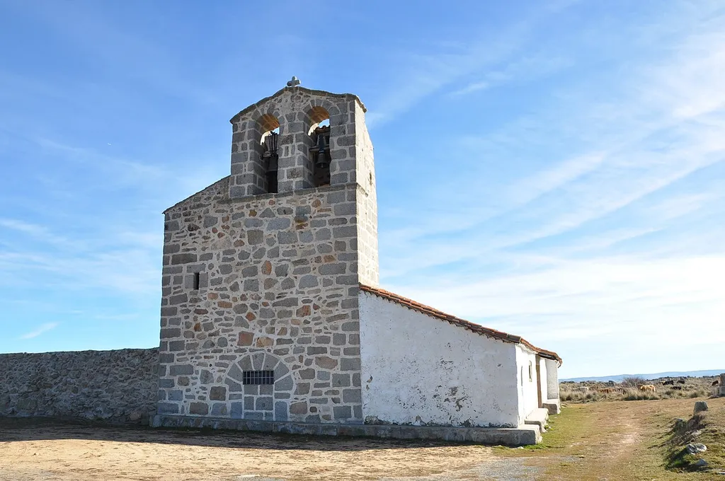 Iglesia de Nuestra Señora de la Asunción a medio camino entre Casasola y Duruelo, Ávila, España