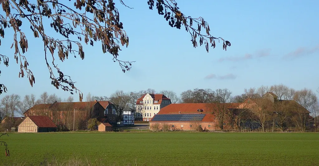 Versuchsgut Reinshof, Gemeinde Friedland, Südniedersachsen. Ehemaliges Klostervorwerk des Augustinerinnenklosters Weende. Ansicht von Südosten mit Taubenturm (19. Jh.) und Wohnhaus in Bildmitte