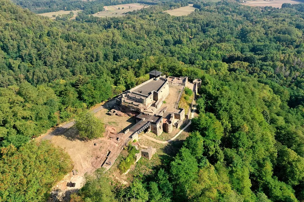 Luftbild Teufelsburg bei Oberfelsberg von Süden.