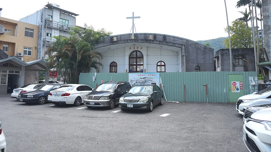 ​礁溪聖若瑟堂，俗稱礁溪天主堂，地址：宜蘭縣礁溪鄉礁溪路五段42號。前方為戶外停車場。