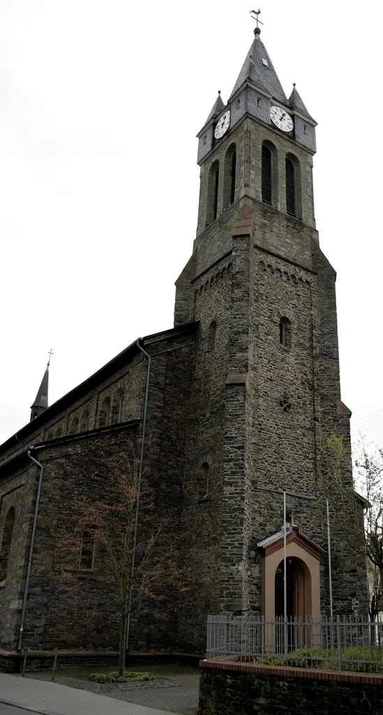 Turm der Pfarrkirche in Elz, Deutschland